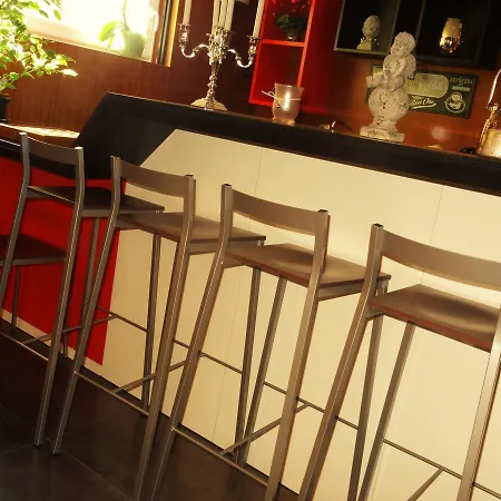 La Clef Des Champs Bed & Breakfast *