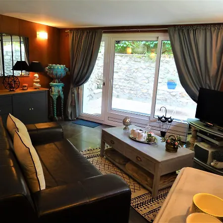 La Clef Des Champs Bed & Breakfast